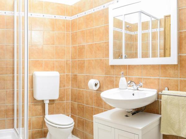 Krisztina Vendégház : photo 7 de la chambre chambre double ou lits jumeaux avec salle de bains privative