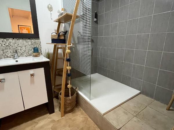 Joli mazet à Nîmes idéalement situé entre la garrigue et la ville : photo 6 de la chambre chambre lit queen-size deluxe