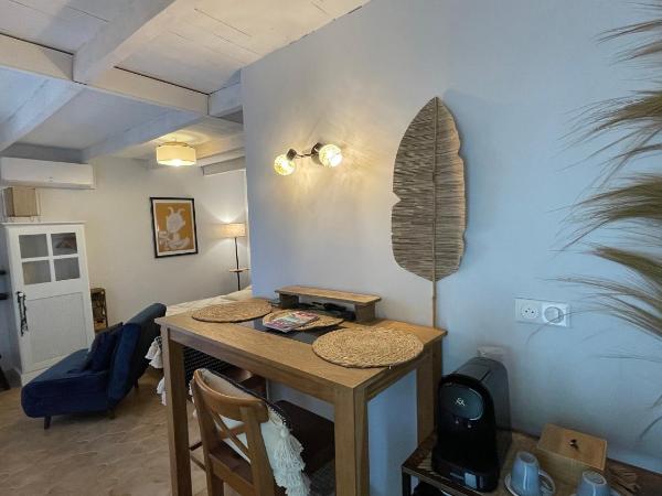 Joli mazet à Nîmes idéalement situé entre la garrigue et la ville : photo 1 de la chambre chambre lit queen-size deluxe