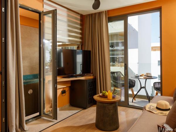 Palmera Beach Hotel & Spa - Adults Only : photo 6 de la chambre suite bien-Être avec jacuzzi