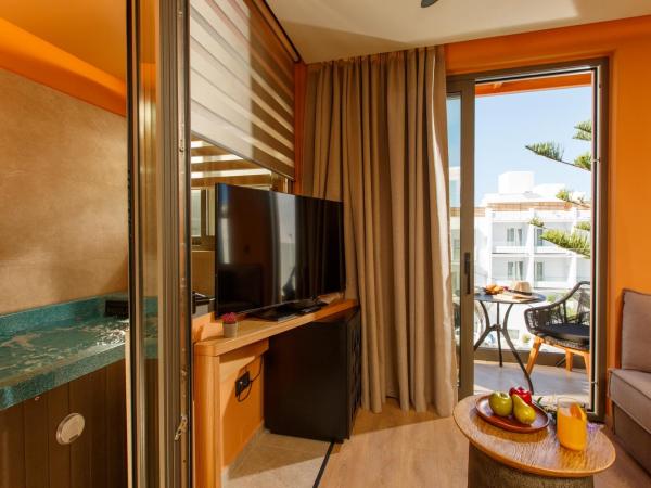 Palmera Beach Hotel & Spa - Adults Only : photo 4 de la chambre suite bien-Être avec jacuzzi