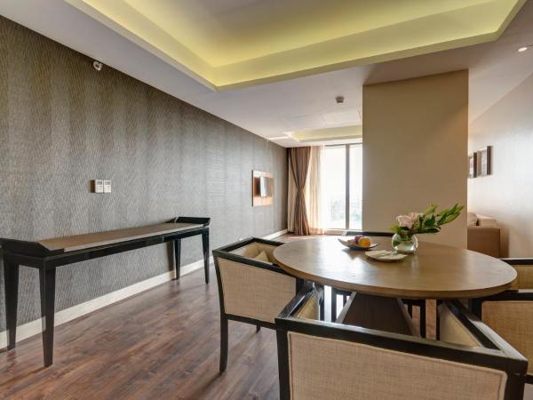 Holiday Inn Kolkata Airport, an IHG Hotel : photo 4 de la chambre king suite with city view and walk-in shower and 15% discount on food, soft beverages and laundry