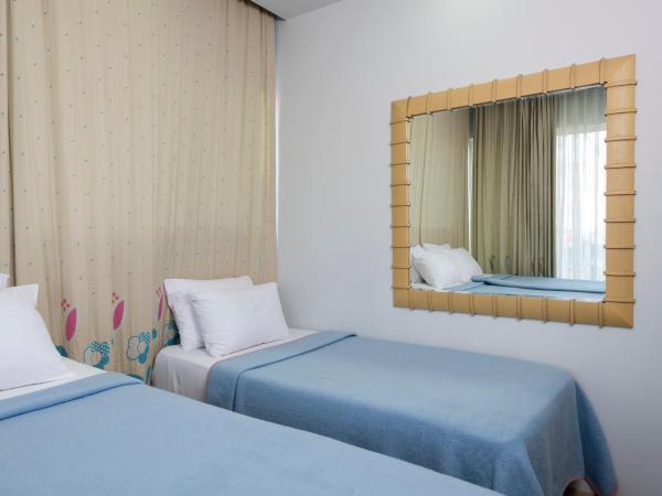 Apart Hotel Gvar : photo 5 de la chambre chambre triple avec salle de bains