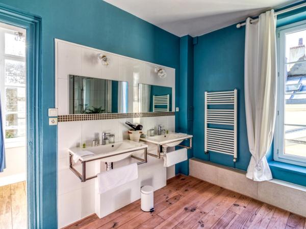 La Boulonnaise : photo 1 de la chambre chambre familiale avec salle de bains privative