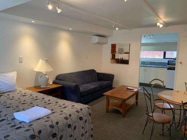 755 Regal Court Motel : photo 4 de la chambre appartement 1 chambre avec baignoire spa