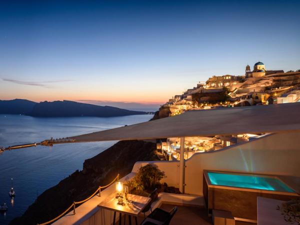 Strogili : photo 1 de la chambre chambre troglodyte deluxe avec bain à remous - vue sur caldeira