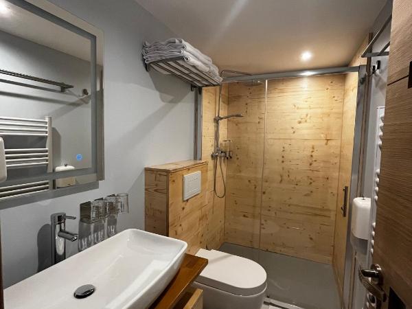 9WAGRAM Hotel Boutique : photo 10 de la chambre chambre lit queen-size liffré