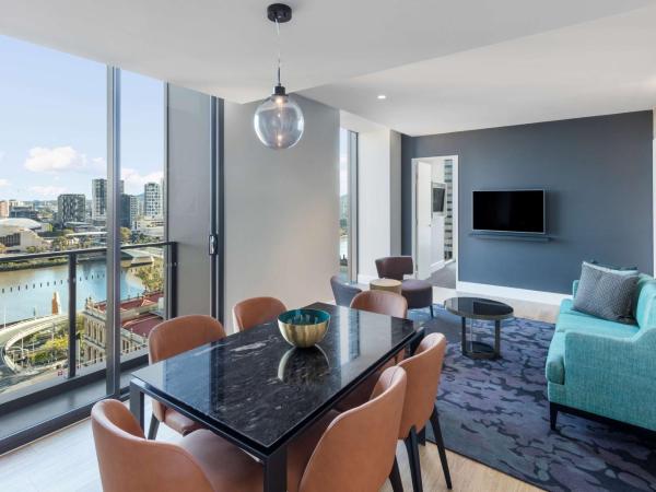 Adina Apartment Hotel Brisbane : photo 5 de la chambre appartement 2 chambres avec balcon - vue sur rivière