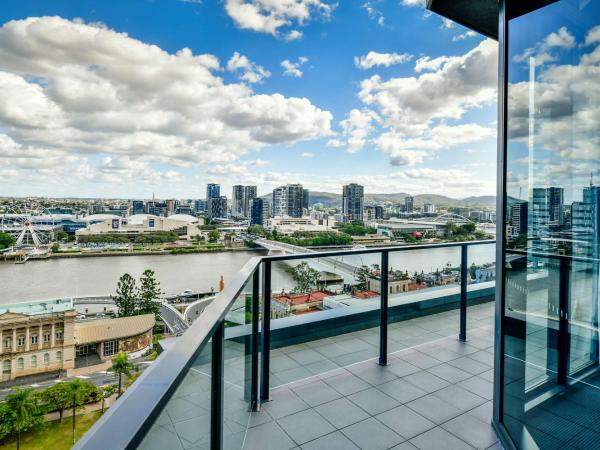 Adina Apartment Hotel Brisbane : photo 6 de la chambre appartement de grand standing 3 chambres avec balcon et vue sur rivière