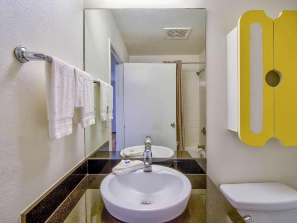 Studio 6-Phoenix, AZ - Deer Valley : photo 4 de la chambre chambre lit queen-size - non-fumeurs