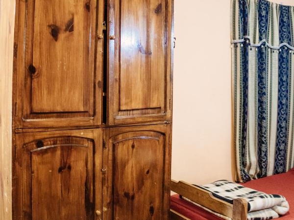 Hostal Namaste : photo 2 de la chambre chambre quadruple avec salle de bains privative séparée