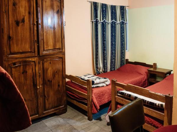 Hostal Namaste : photo 4 de la chambre chambre quadruple avec salle de bains privative séparée