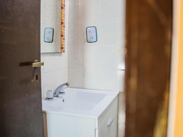 Hostal Namaste : photo 1 de la chambre chambre double avec salle de bains privative