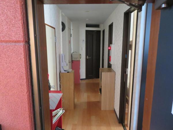 Sapporo Guest House Nariya : photo 2 de la chambre petite chambre lits jumeaux