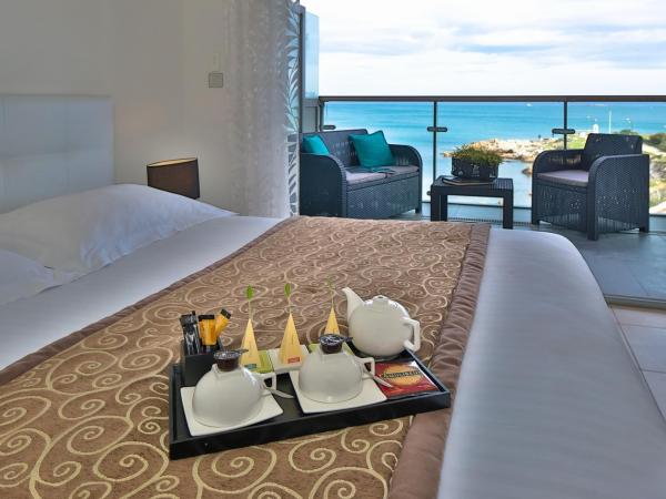 Royal Antibes - Luxury Hotel, Résidence, Beach & Spa : photo 1 de la chambre appartement méditerranéen avec terrasse - vue sur mer