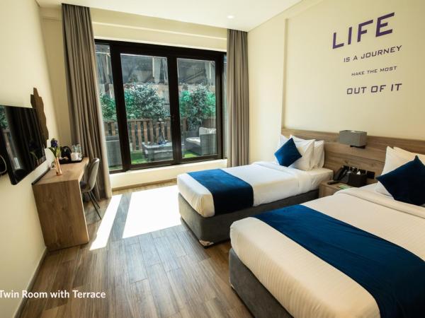 Grand Kingsgate Jaddaf Waterfront Hotel by Millennium : photo 2 de la chambre chambre lits jumeaux de luxe avec terrasse