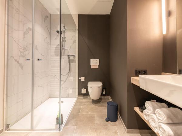 limehome Düsseldorf Stresemannstraße - Digital Access : photo 3 de la chambre suite avec canapé-lit