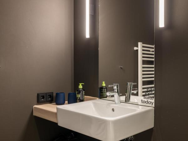 limehome Düsseldorf Stresemannstraße - Digital Access : photo 6 de la chambre suite avec canapé-lit