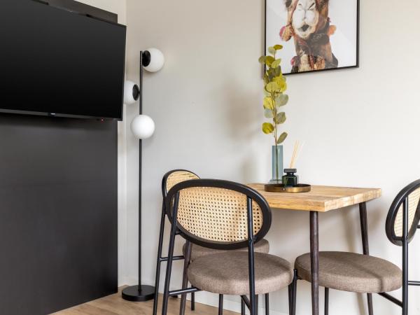 limehome Düsseldorf Stresemannstraße - Digital Access : photo 7 de la chambre suite avec canapé-lit