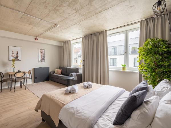 limehome Düsseldorf Stresemannstraße - Digital Access : photo 9 de la chambre suite avec canapé-lit