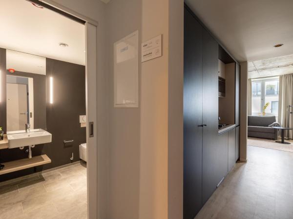 limehome Düsseldorf Stresemannstraße - Digital Access : photo 8 de la chambre suite avec canapé-lit