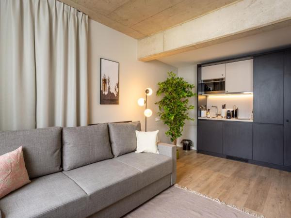 limehome Düsseldorf Stresemannstraße - Digital Access : photo 6 de la chambre suite confort avec canapé-lit