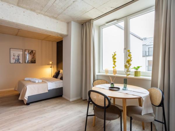 limehome Düsseldorf Stresemannstraße - Digital Access : photo 8 de la chambre suite confort avec canapé-lit