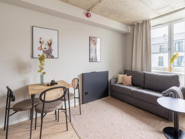 limehome Düsseldorf Stresemannstraße - Digital Access : photo 8 de la chambre suite avec canapé-lit et balcon