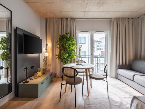 limehome Düsseldorf Stresemannstraße - Digital Access : photo 2 de la chambre suite avec canapé-lit et balcon