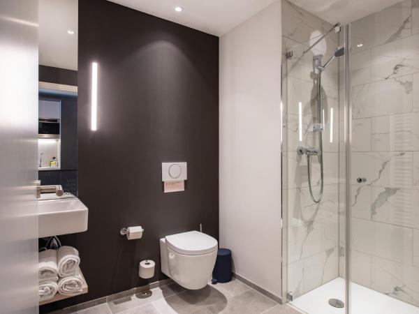 limehome Düsseldorf Stresemannstraße - Digital Access : photo 4 de la chambre suite avec canapé-lit et balcon