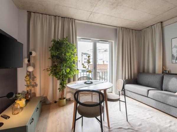 limehome Düsseldorf Stresemannstraße - Digital Access : photo 6 de la chambre suite avec canapé-lit et balcon