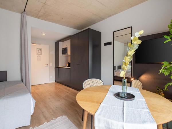 limehome Düsseldorf Stresemannstraße - Digital Access : photo 9 de la chambre suite avec canapé-lit et balcon