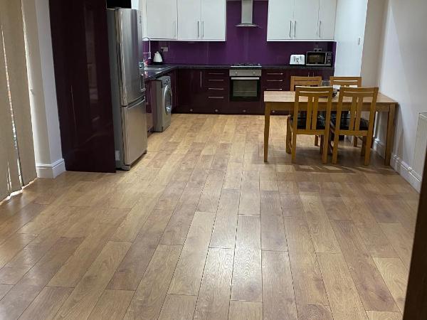 BIG ROOM rusholme WITH TV AND PRIVATE BATHROOM-parking&wifi : photo 1 de la chambre chambre familiale