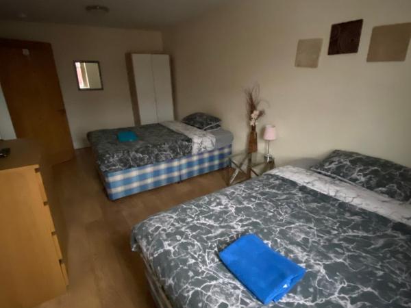 BIG ROOM rusholme WITH TV AND PRIVATE BATHROOM-parking&wifi : photo 6 de la chambre chambre familiale