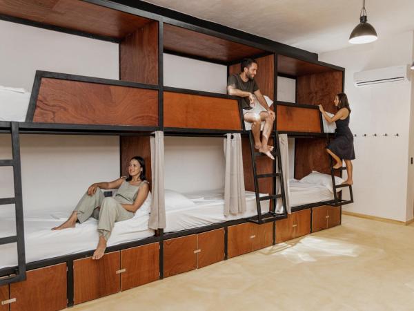 Caleta Hostel Rooftop & Pool : photo 4 de la chambre lit dans dortoir mixte de 6 lits