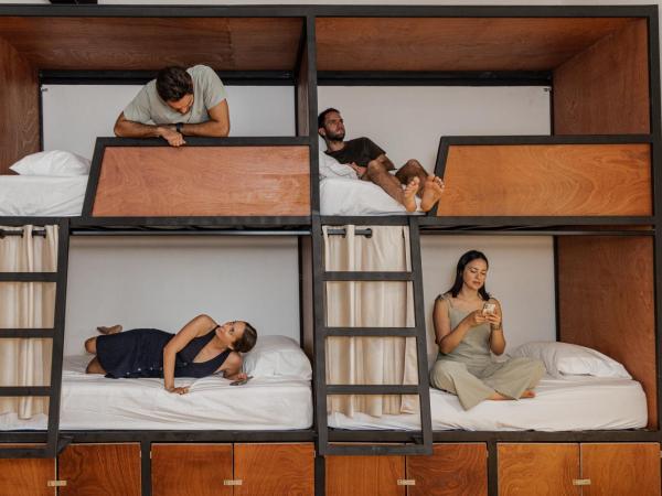 Caleta Hostel Rooftop & Pool : photo 1 de la chambre lit dans dortoir mixte de 4 lits