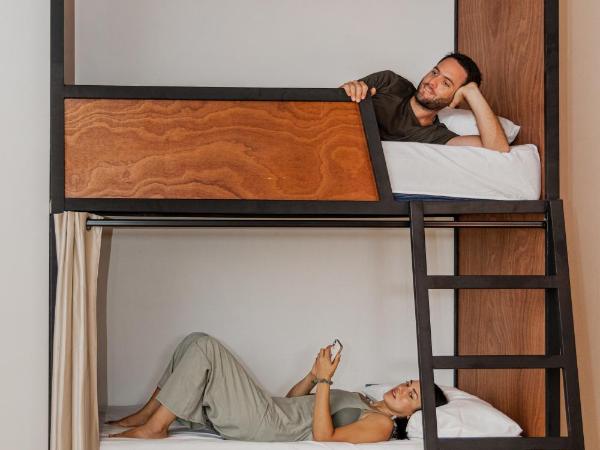 Caleta Hostel Rooftop & Pool : photo 5 de la chambre lit dans dortoir mixte de 4 lits