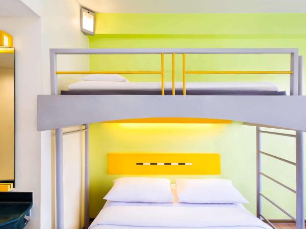 Ibis Budget Jakarta Cikini : photo 2 de la chambre chambre avec lit queen-size et lit superposé