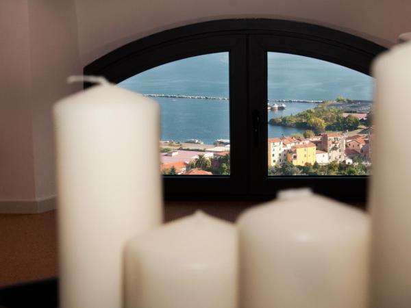 Miramare Apartments&Suites : photo 7 de la chambre grand studio avec terrasse et vue sur mer 