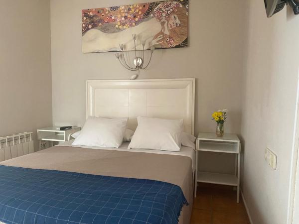Hostal Moscatel : photo 1 de la chambre chambre lit queen-size avec baignoire spa