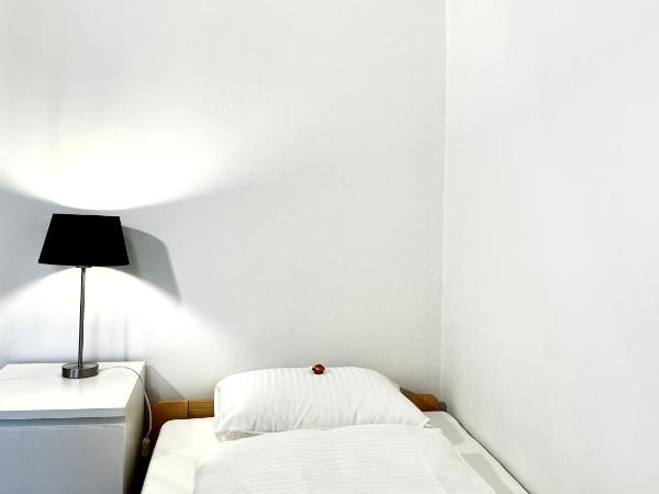 Villa Bergruh : photo 6 de la chambre chambre simple avec toilettes et douche communes