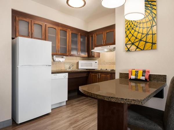 Staybridge Suites Oklahoma City-Quail Springs, an IHG Hotel : photo 9 de la chambre suite 1 chambre lit king-size avec douche accessible en fauteuil roulant