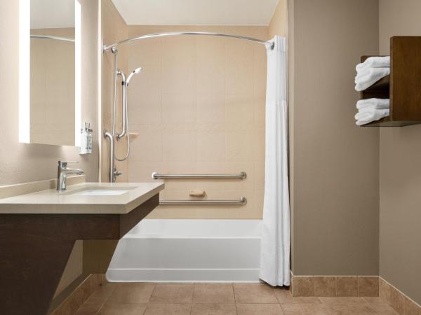Staybridge Suites Oklahoma City-Quail Springs, an IHG Hotel : photo 9 de la chambre chambre lit king-size - baignoire accessible aux personnes à mobilité réduite - non-fumeurs