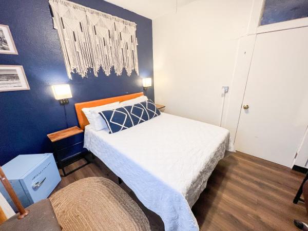 ITH Mission Beach Backpacker Hostel : photo 4 de la chambre chambre double standard avec salle de bains commune