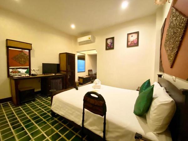 CM Night Bazaar Boutique Hotel โรงแรม ซี เอ็ม ไนท์บาซาร์ บูทีค - SHA Plus Certified : photo 8 de la chambre grande chambre de luxe avec baignoire