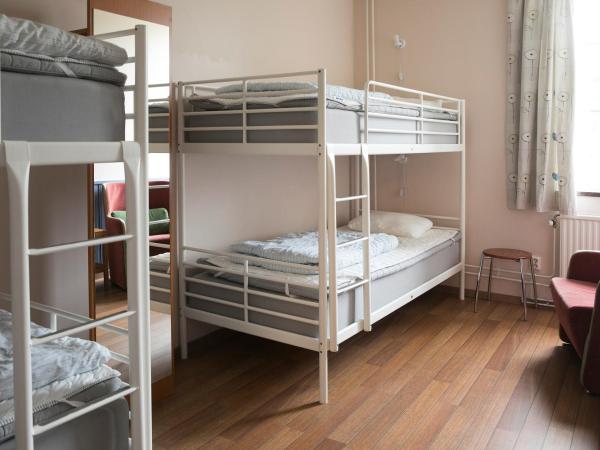 Kvibergs Vandrarhem - Hostel : photo 2 de la chambre chambre triple avec salle de bains commune