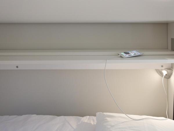 Kvibergs Vandrarhem - Hostel : photo 4 de la chambre chambre quadruple avec salle de bains