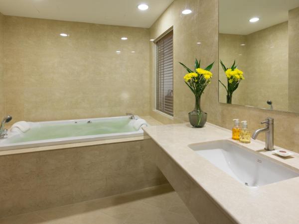 Riche Hua Hin Hotel - SHA Plus : photo 8 de la chambre suite avec jacuzzi