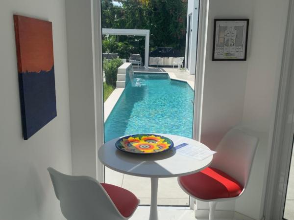 Men only clothing option guesthouse near Wilton Manors : photo 4 de la chambre chambre lit queen-size - vue sur piscine