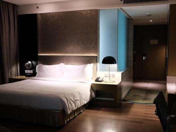 Holiday Inn New Delhi International Airport, an IHG Hotel : photo 2 de la chambre chambre lit queen-size deluxe avec terrasse - fumeurs